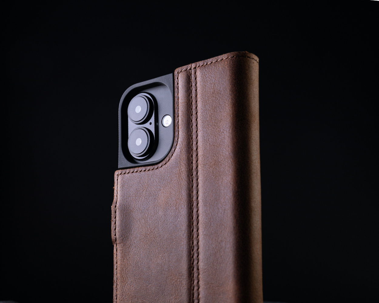 Apple iPhone 16 - Vintage Leather Wallet